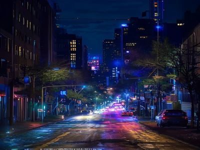 夜晚城市霓虹灯下街道偷拍视频画面，色彩丰富光影层次感强
